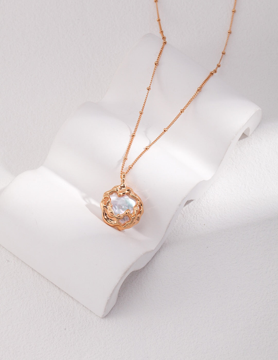 Dainty Big Round Pearl Pendant Necklace